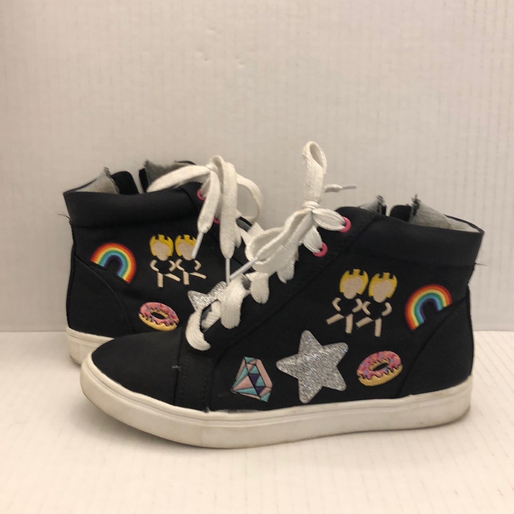 Embroidered sneaker